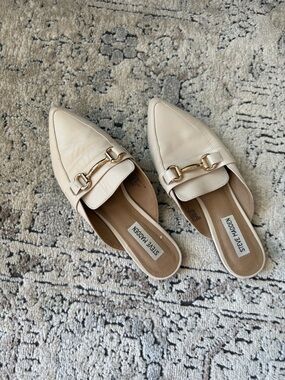 Steve Madden Cream Pointed-Toe Leather Mules with Gold Hardware